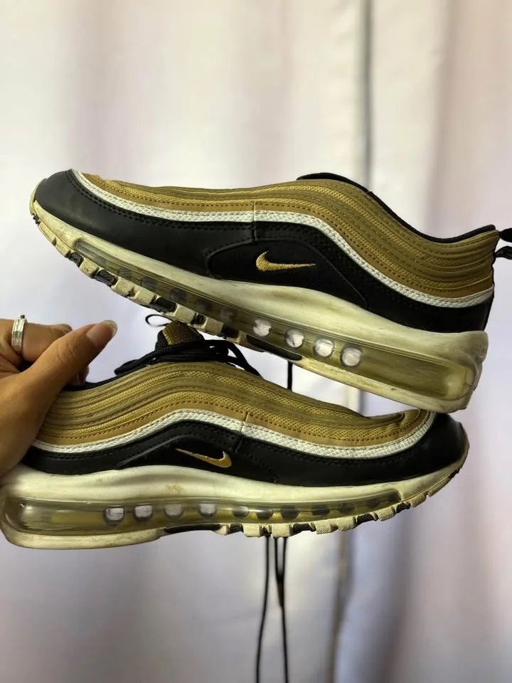 Nike Air Maxes image indicator(5)