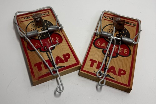Vintage Saf-Tee Rat Trap Wooden Snap Trap Set