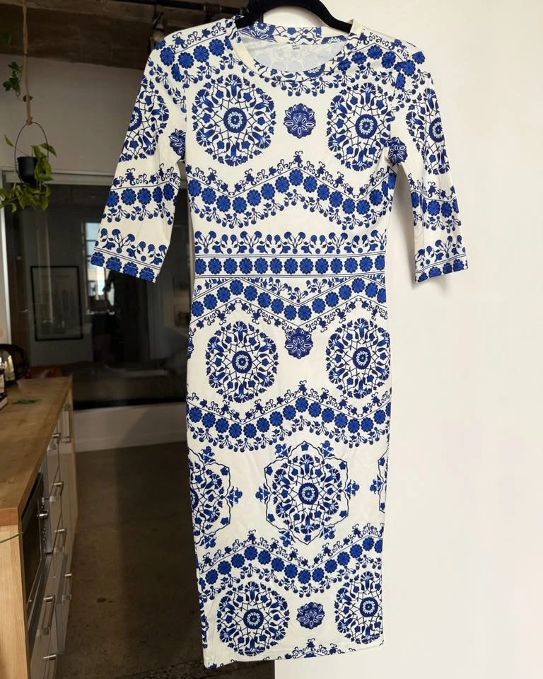 Blue & White Printed Bodycon Midi Dress – Small - photo 2
