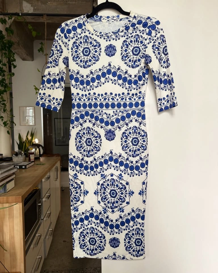 Blue & White Printed Bodycon Midi Dress – Small - photo 3