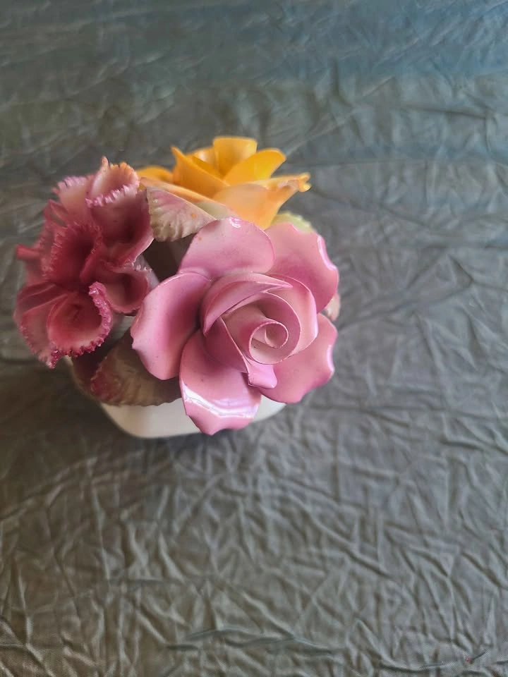 Vintage Royal Rose Porcelain Floral Figurine Made in England - photo 2