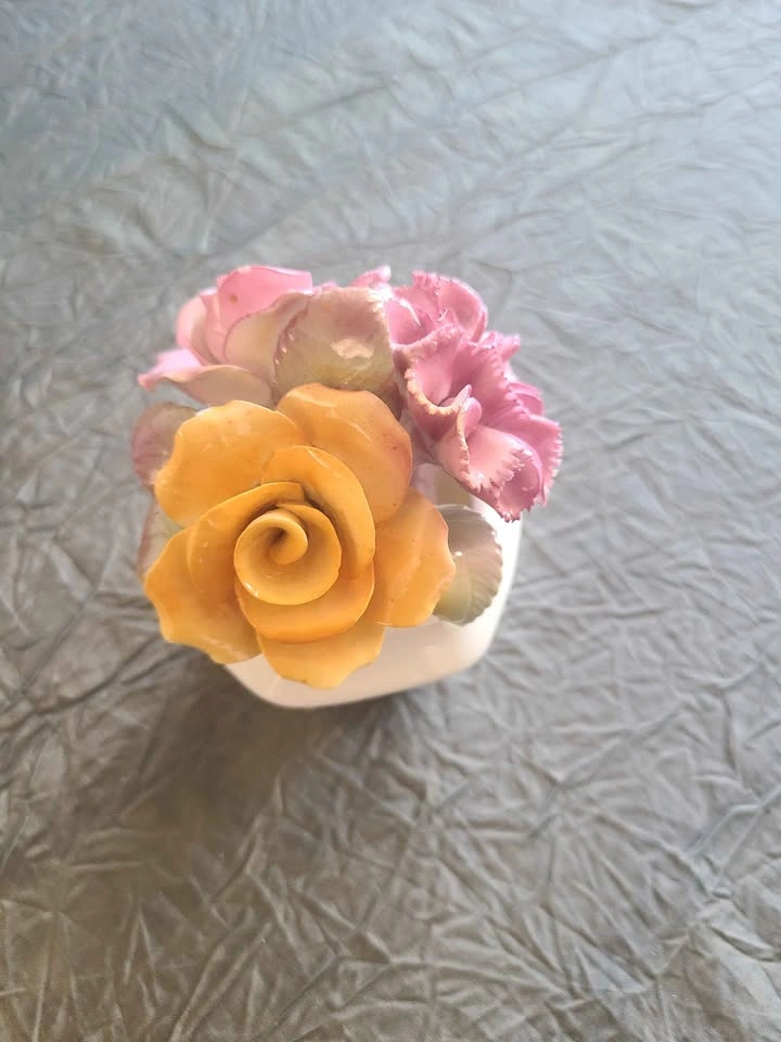 Vintage Royal Rose Porcelain Floral Figurine Made in England - photo 5