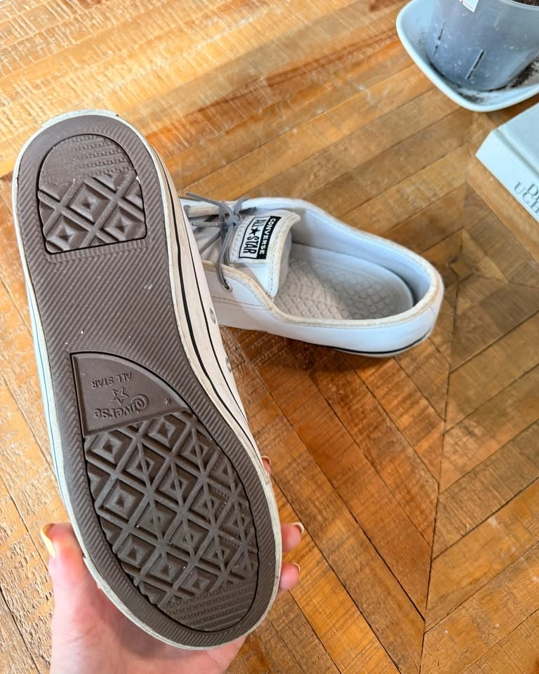 White Leather Converse Low-Tops – Women’s 7.5 - photo 4