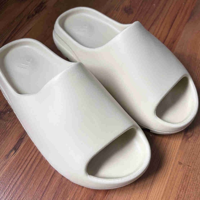 Yeezy Slides Bone Colorway | Men’s Size 8 | Like New