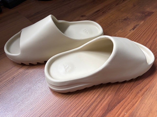 Yeezy Slides Bone Colorway | Men’s Size 8 | Like New - photo 2