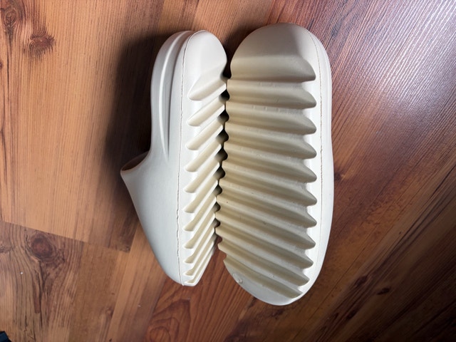Yeezy Slides Bone Colorway | Men’s Size 8 | Like New - photo 3