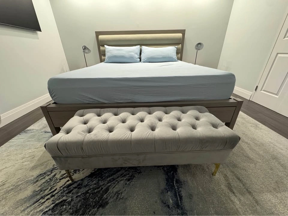 MUST GO king bed + 12” mattress+nightstands+ lamps+rug+ ottoman - photo 2