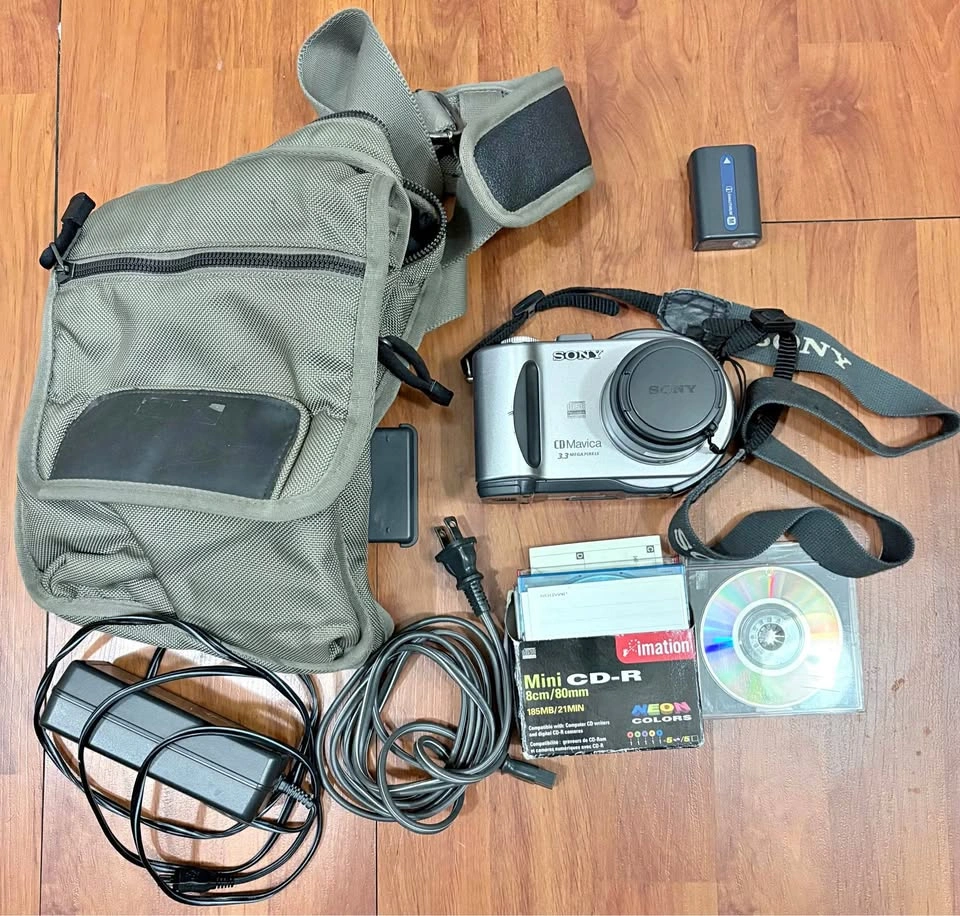 Sony CD Mavica MVC-CD300 Digital Camera Bundle