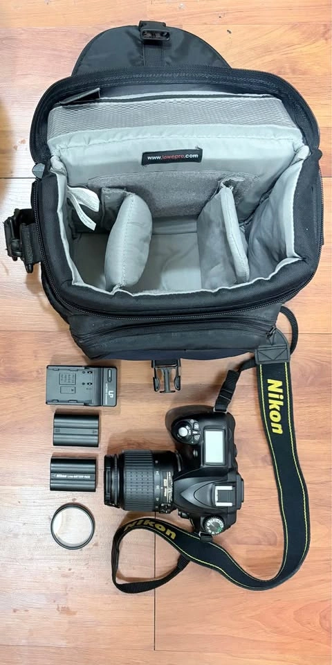 Nikon D50 DSLR Camera with 18-55mm Lens and Lowepro Bag Bundle - photo 2