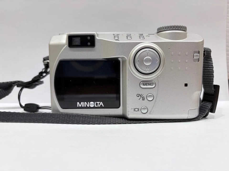 Minolta DiMAGE S404 Digital Camera - photo 2