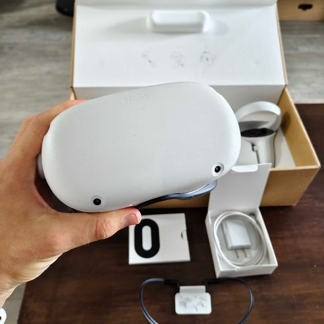 Meta Quest 2 VR Headset – Mint Condition, Complete in Box!
