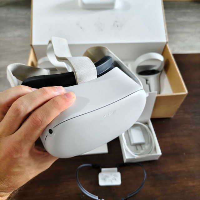 Meta Quest 2 VR Headset – Mint Condition, Complete in Box! - photo 4