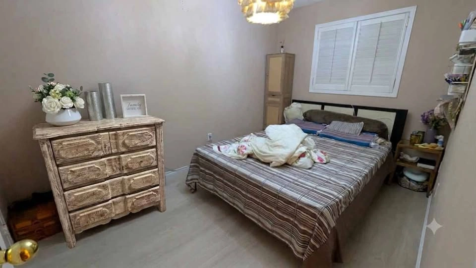 Distressed White 4-Drawer Wooden Dresser - photo 3