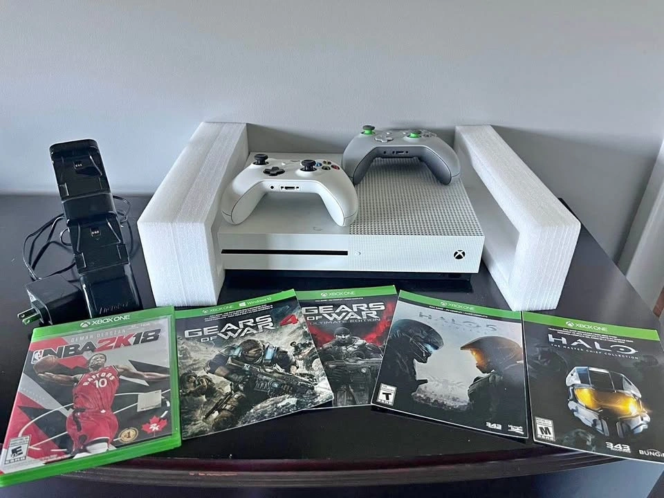 Xbox One S 500GB Bundle + 2 Controllers + Charging Dock