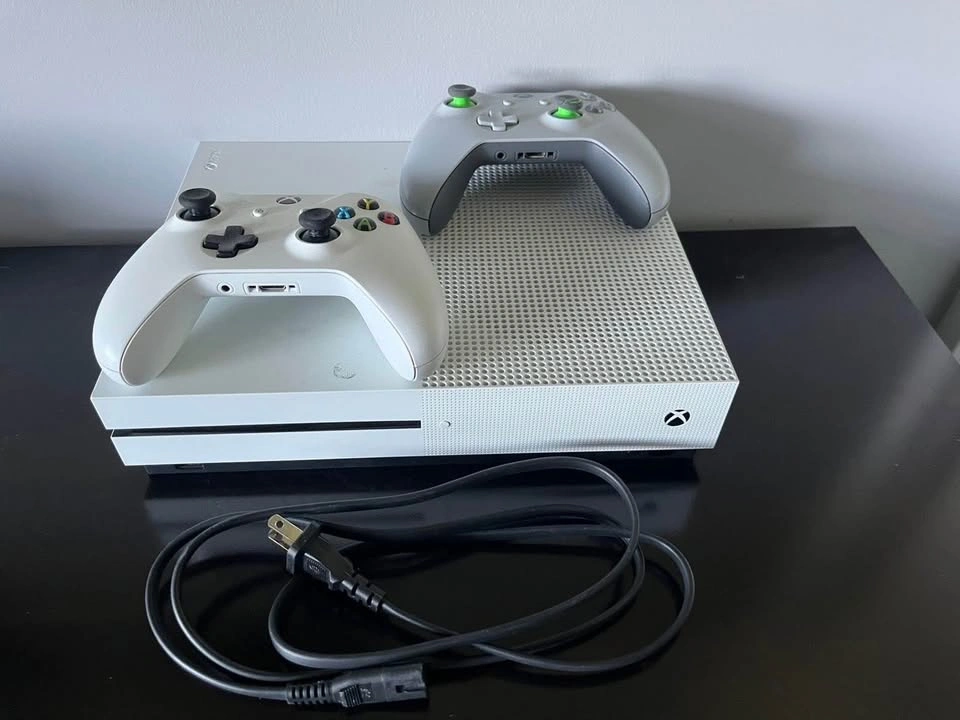 Xbox One S 500GB Bundle + 2 Controllers + Charging Dock - photo 4