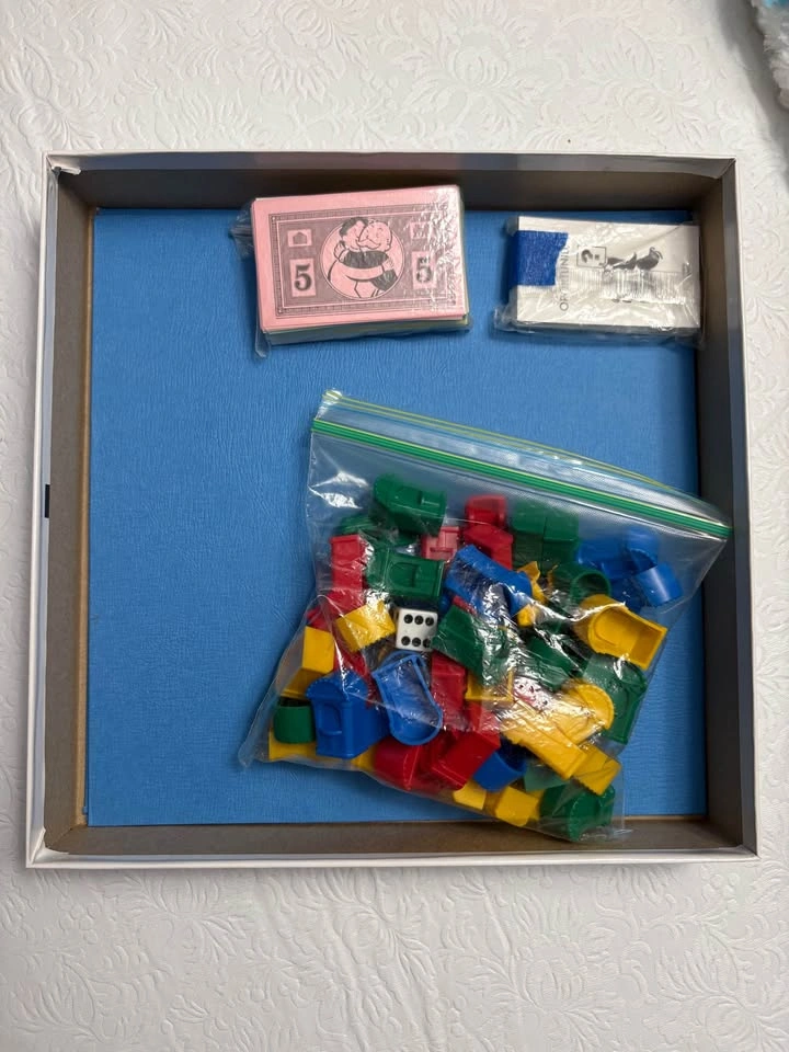 Parker Brothers Monopoly Junior Board Game - photo 2