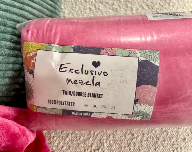 $10 New Hot Pink Twin Size Fleece Blanket - photo 2
