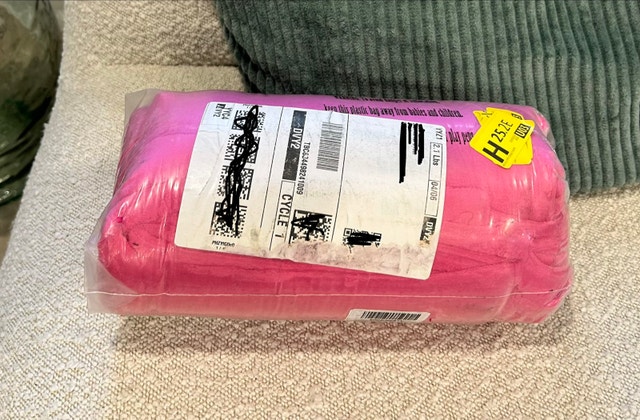 $10 New Hot Pink Twin Size Fleece Blanket - photo 3