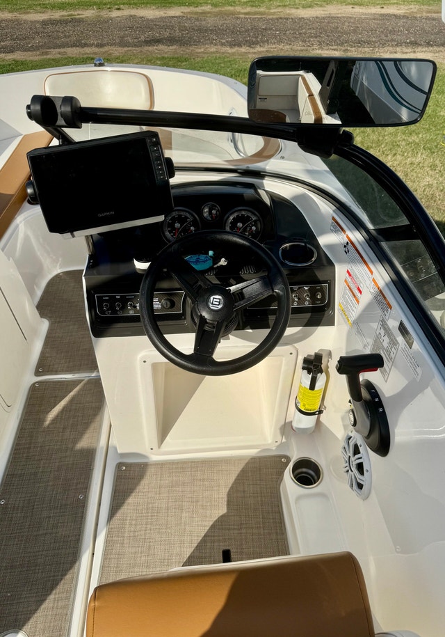 Bayliner VR4 open bow boat - photo 5