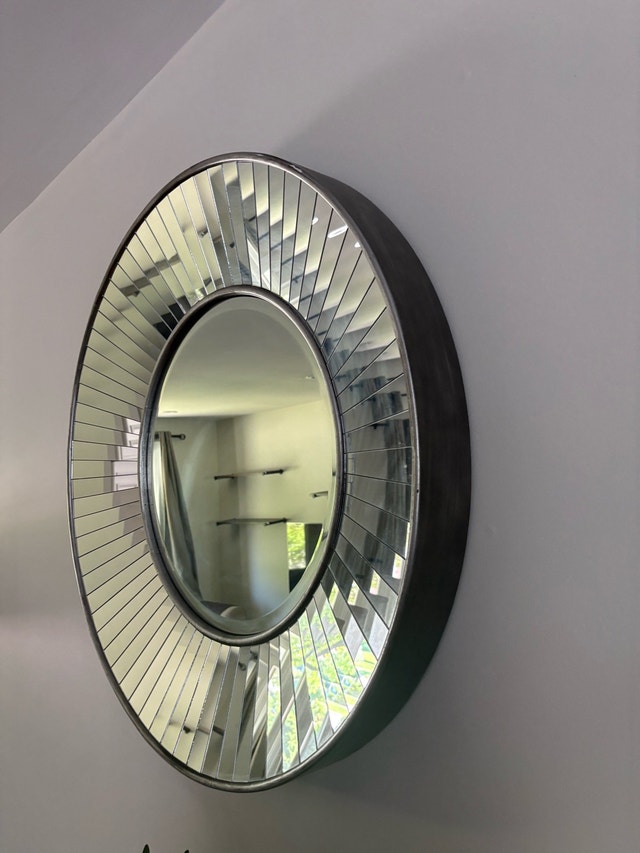 Beautiful Round Sunburst Wall Mirror – Mirrored Rays Frame - photo 3