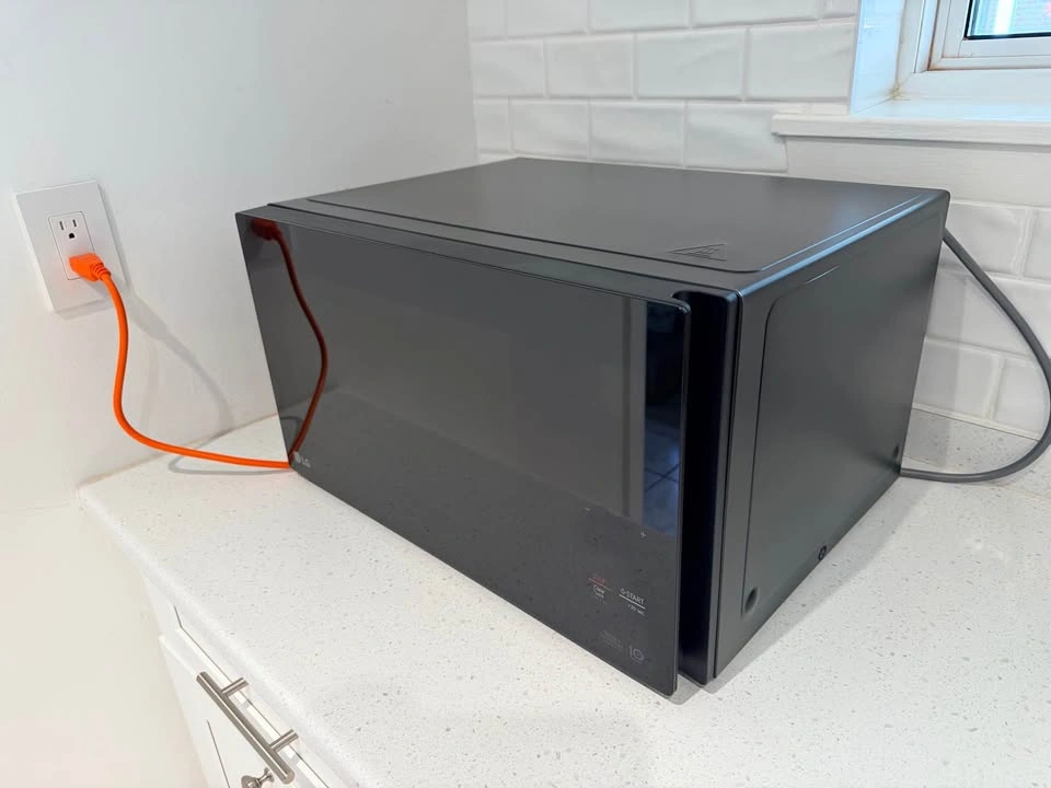 LG Microwave - 1.5 CU