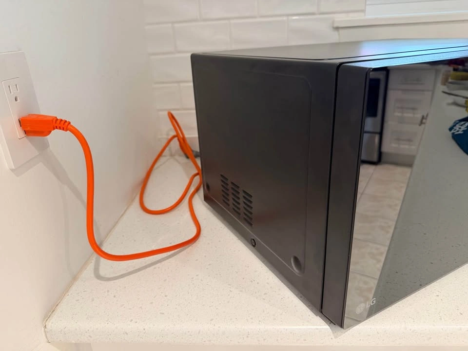 LG Microwave - 1.5 CU - photo 3