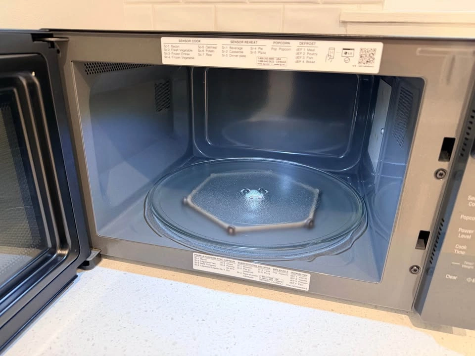 LG Microwave - 1.5 CU - photo 4