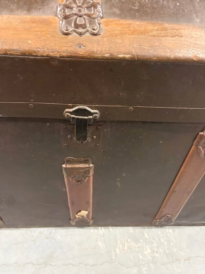 Vintage Dome Top Steamer Trunk - photo 3
