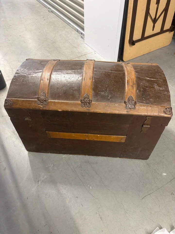Vintage Dome Top Steamer Trunk - photo 5