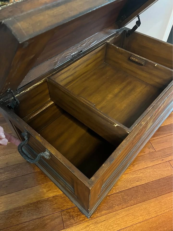 Hand painted solid wood chest in excellent condition. - photo 4
