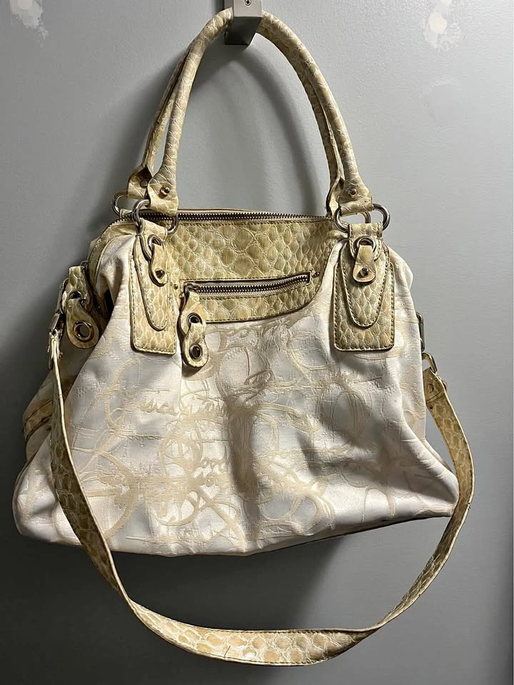 Vintage Jessica Simpson purse in good condition.