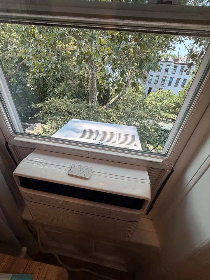 Toshiba 12,000 BTU Smart Window Air Conditioner - photo 2