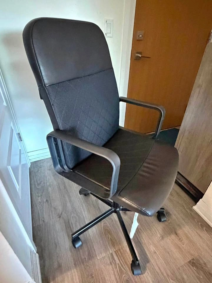 Urgent moving out sale - revolving office chair