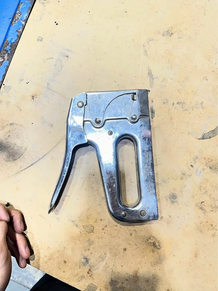 Heavy duty staple gun