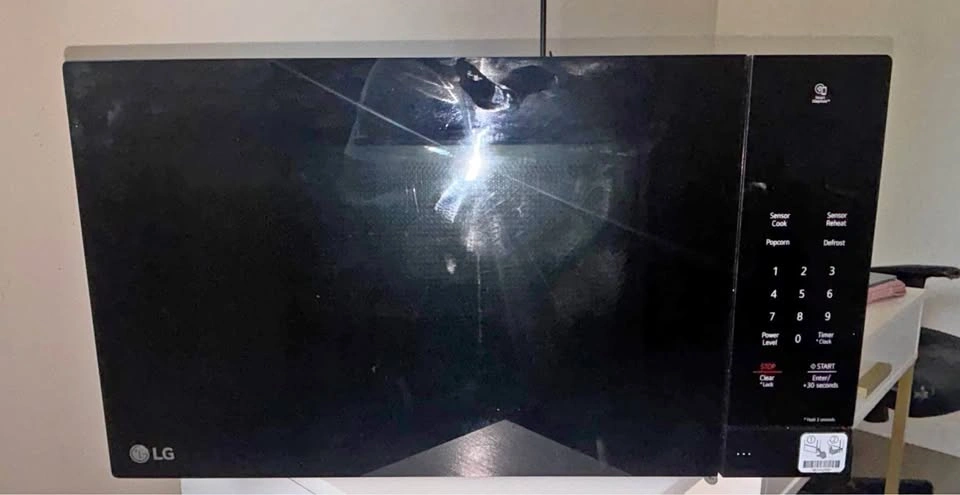 Microwave LG 1.5 cu. ft./ 1200W