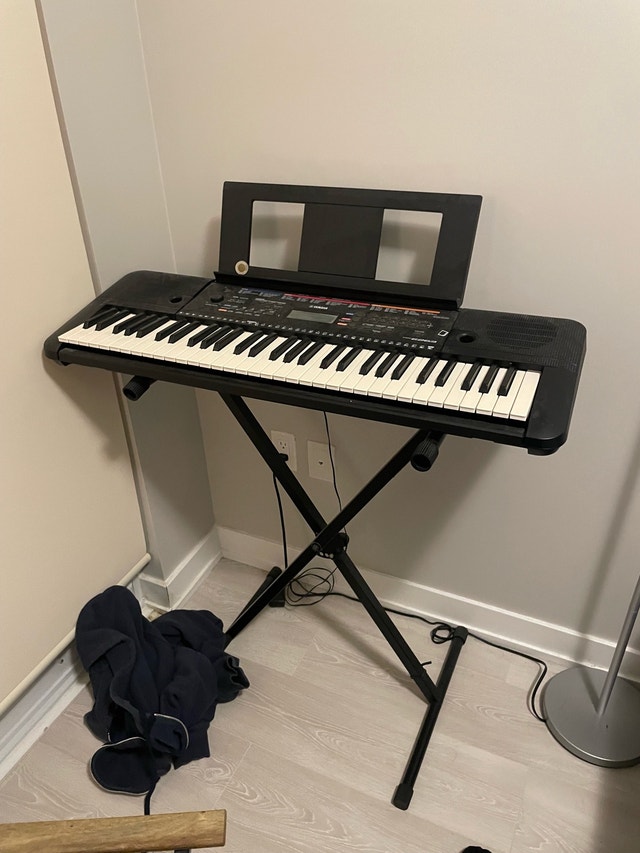 Yamaha Keyboard + Stand