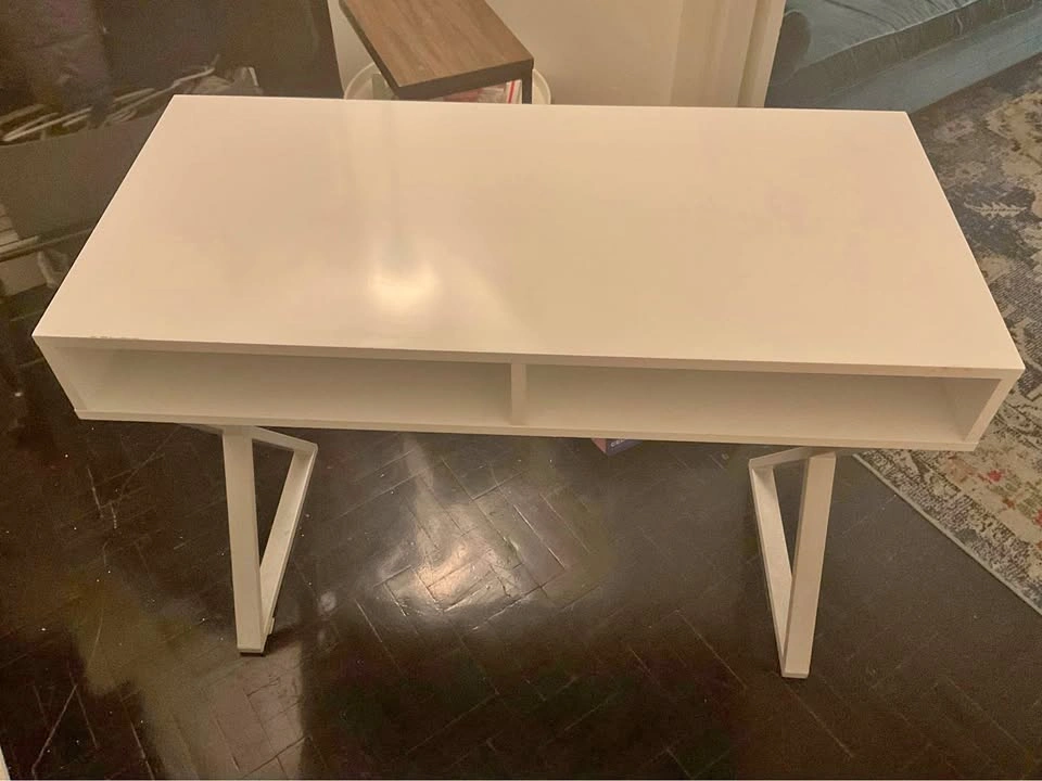 White Modern Desk – Sturdy & Stylish | 18" x 18" x 30"