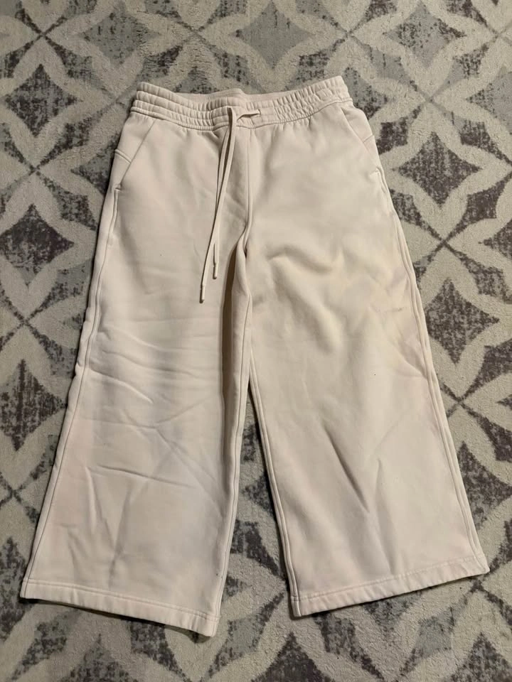 Lululemon Women’s Sweatpants and Shorts Size 8 Bundle - photo 2