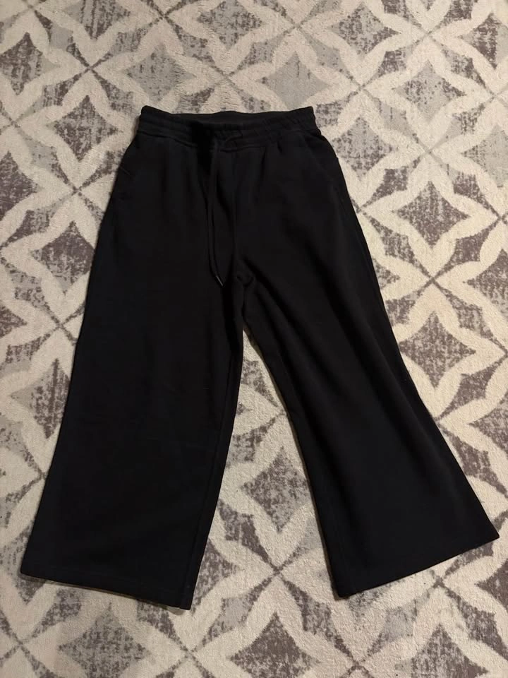 Lululemon Women’s Sweatpants and Shorts Size 8 Bundle - photo 3