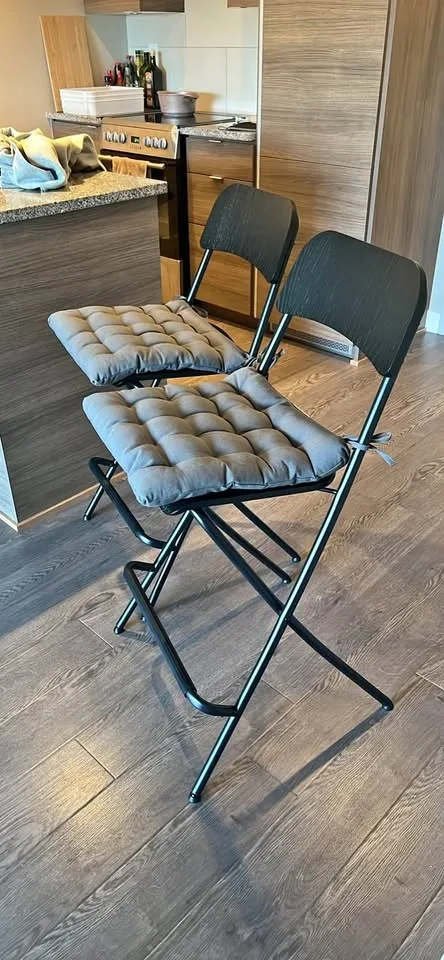 Bar stool with backrest and cushion (2)