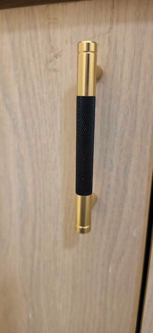 pair of door/ drawer pulls - photo 2