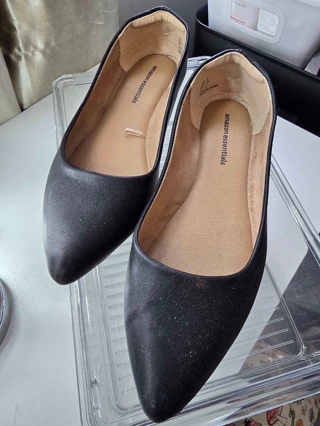 NEW black pointed toe flats size 6, matte finish.