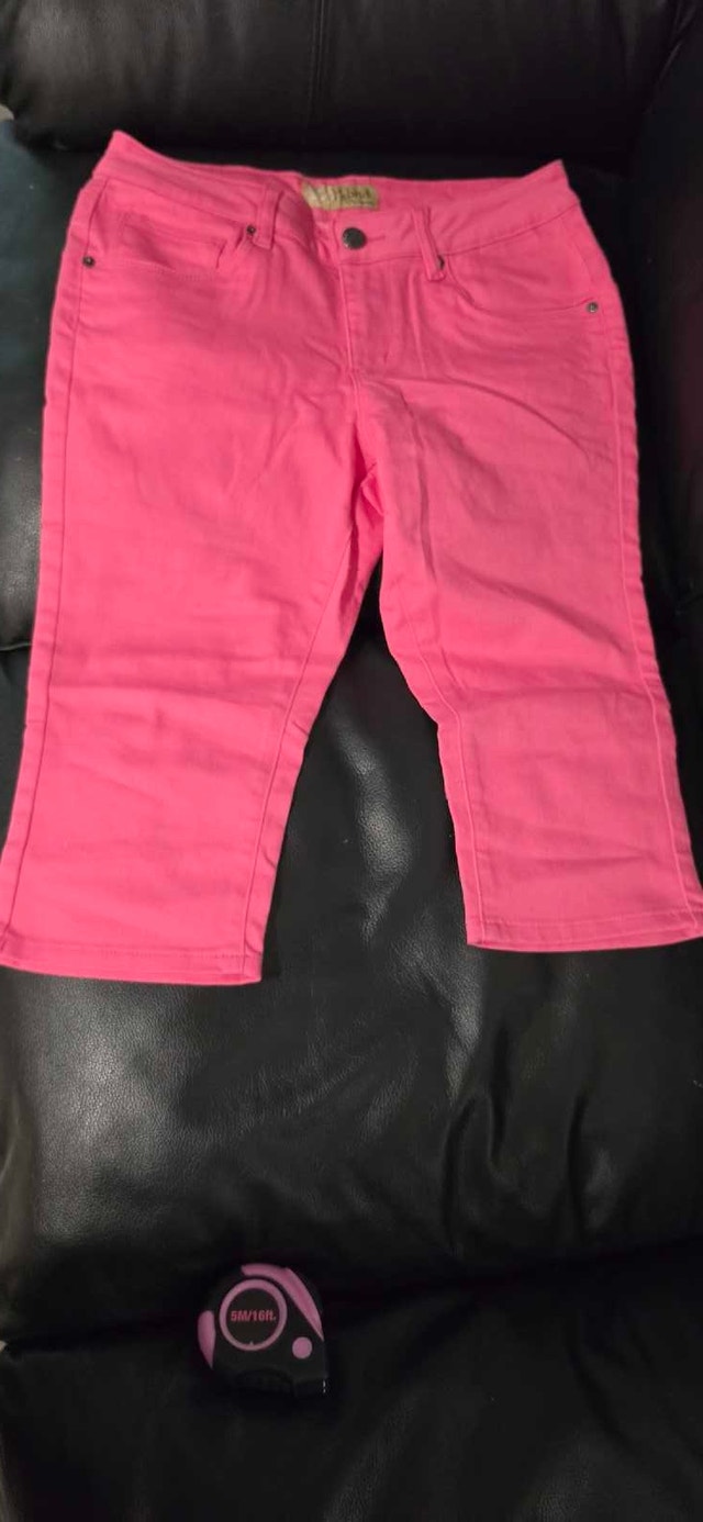 Ladies size 11 Pink Capris stretch
