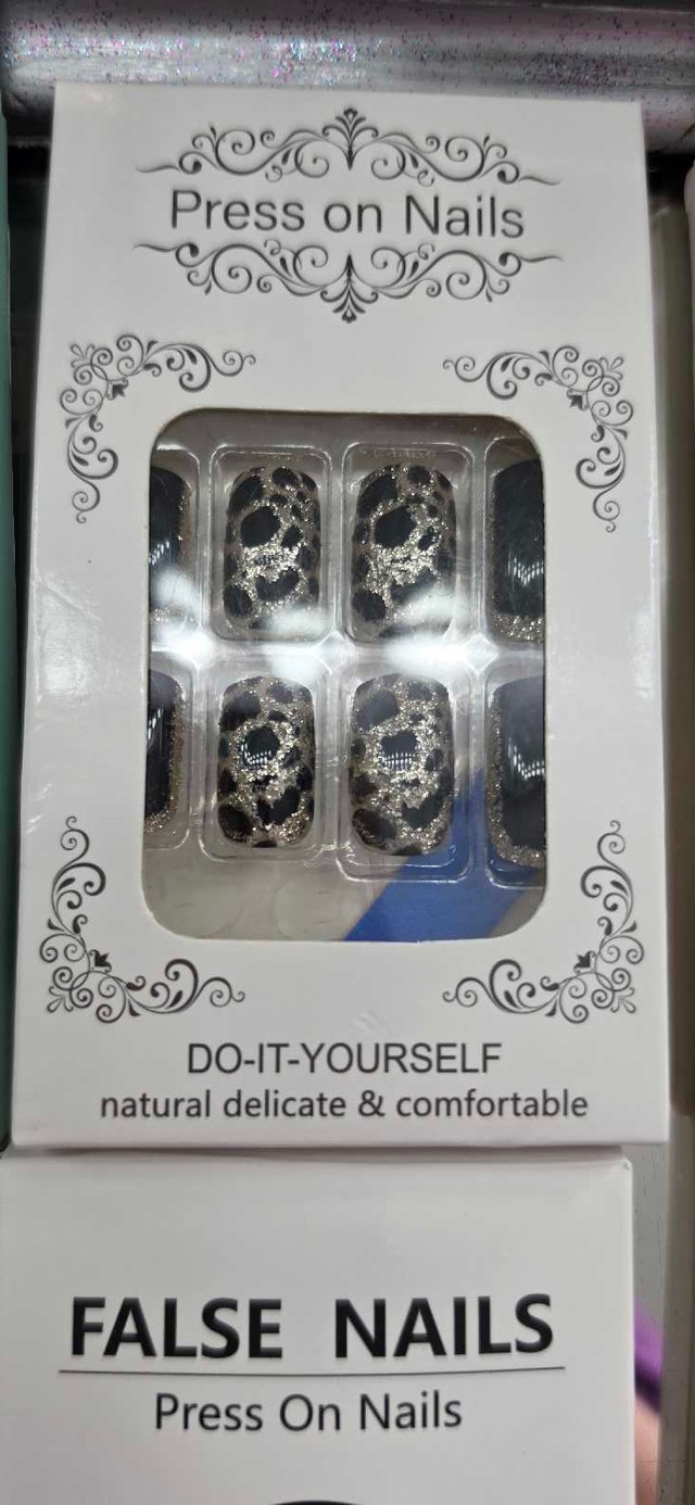 NIB - PRESS ON NAILS w/ adhesive squares and file