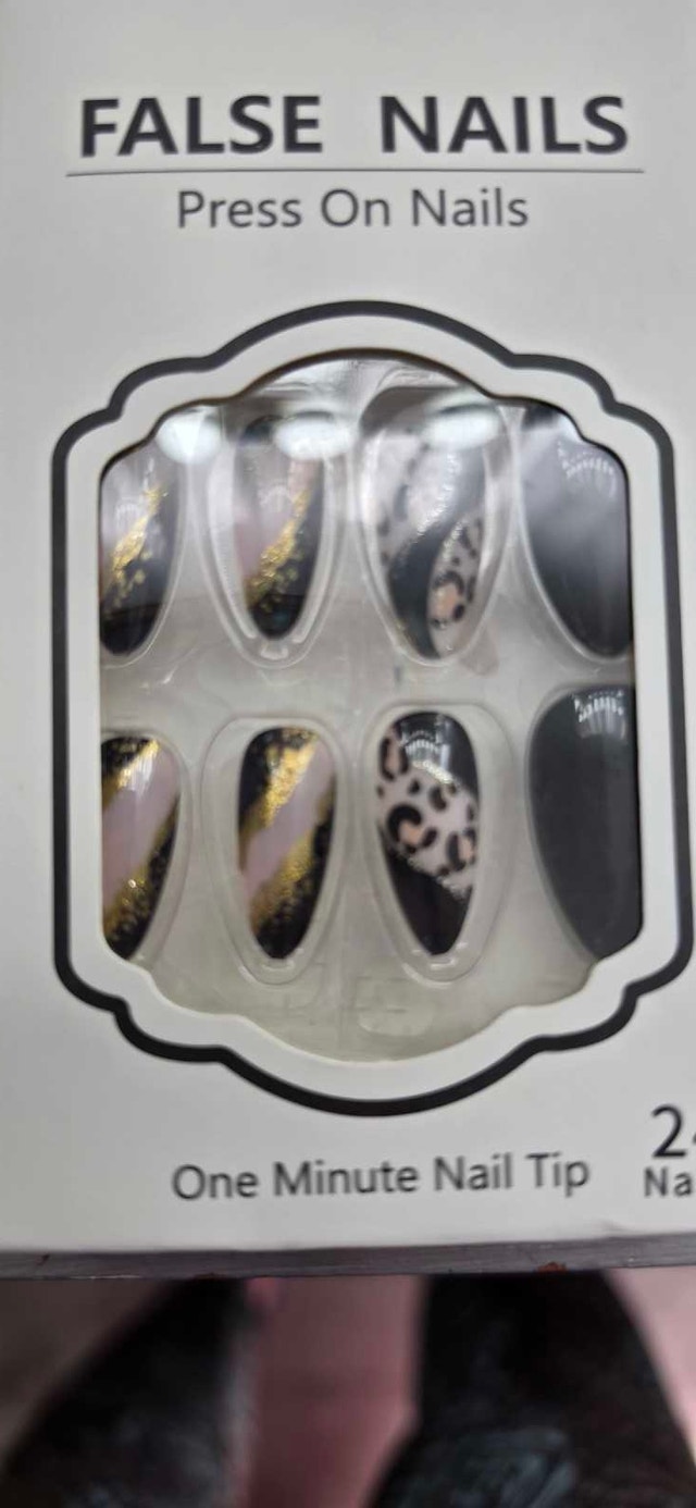NIP OVAL PRESS ON NAILS