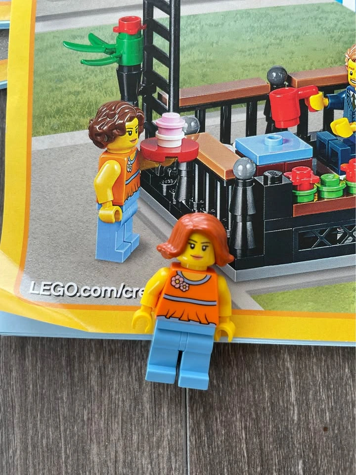 LEGO Creator 3-in-1 Park Street Townhouse 31065 - photo 5