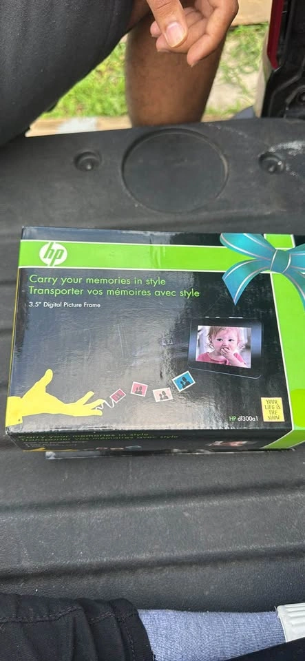 Portable Screen Device with HP Charger and Case - photo 2