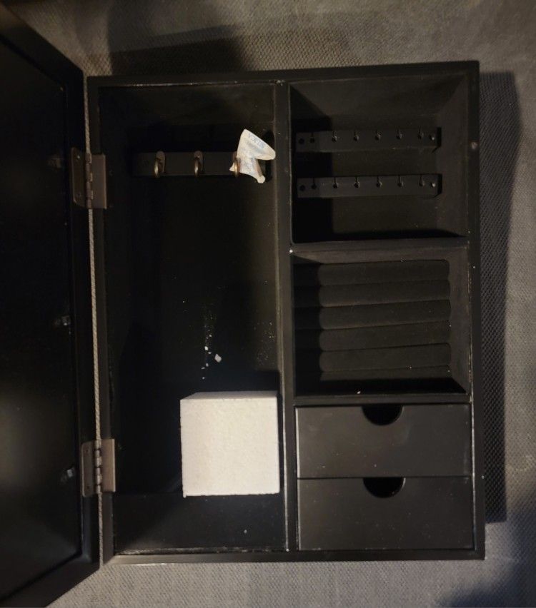Wall Mount Jewelry Box - photo 4