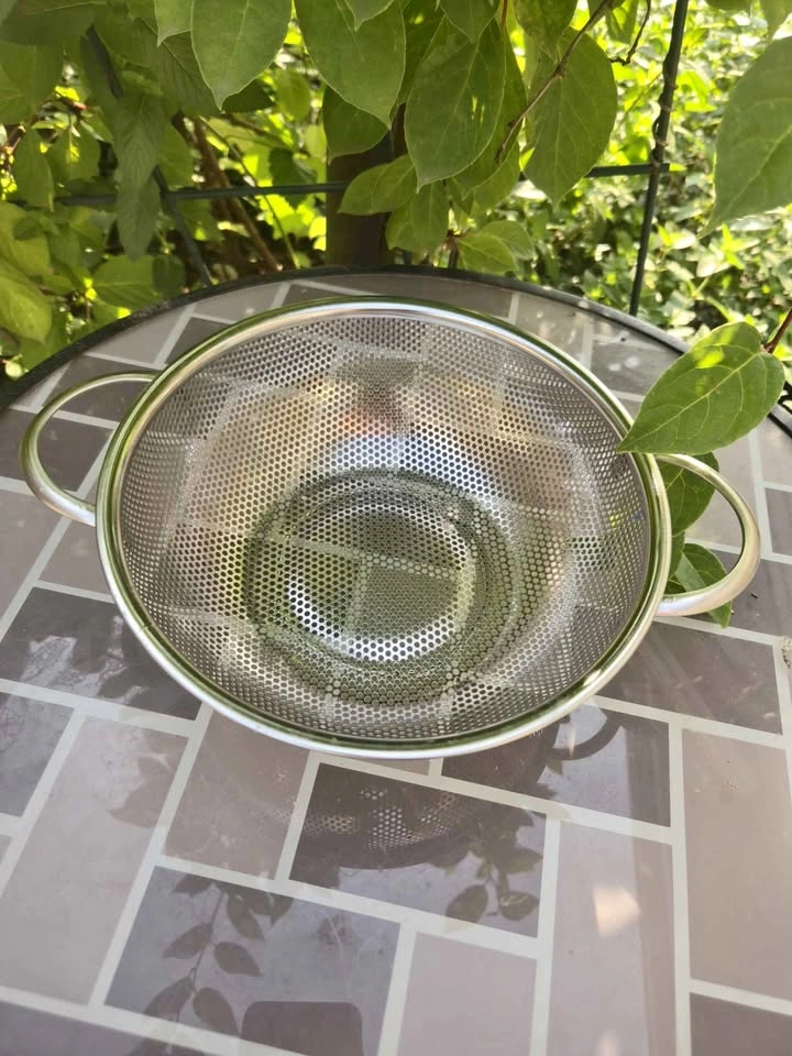 Brand new stainless steel colander features sturdy handles