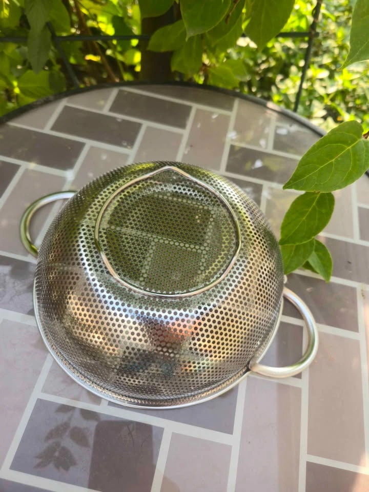 Brand new stainless steel colander features sturdy handles - photo 2